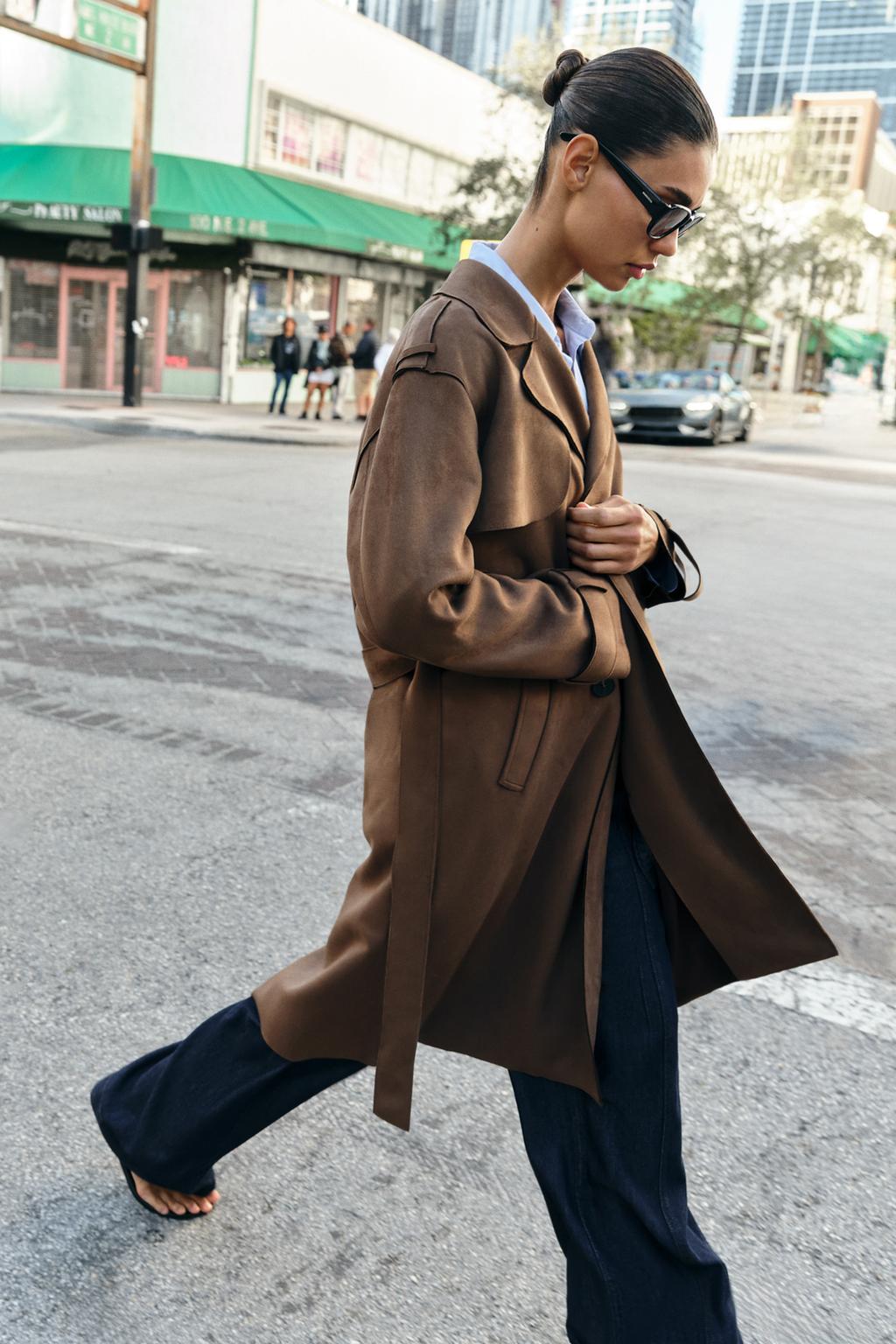 ДЛИННЫЙ ТРЕНЧ ИЗ ИСКУССТВЕННОЙ ЗАМШИ С ПОЯСОМ