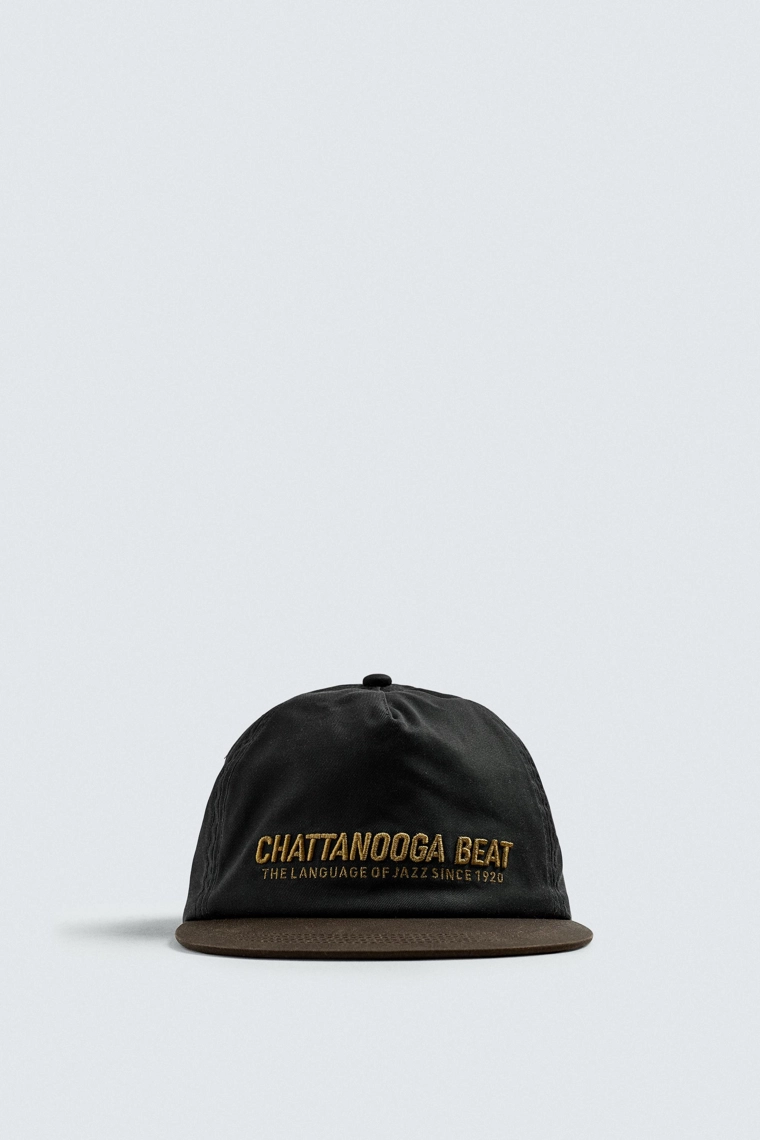 Шапка с плоским козырьком и вышивкой