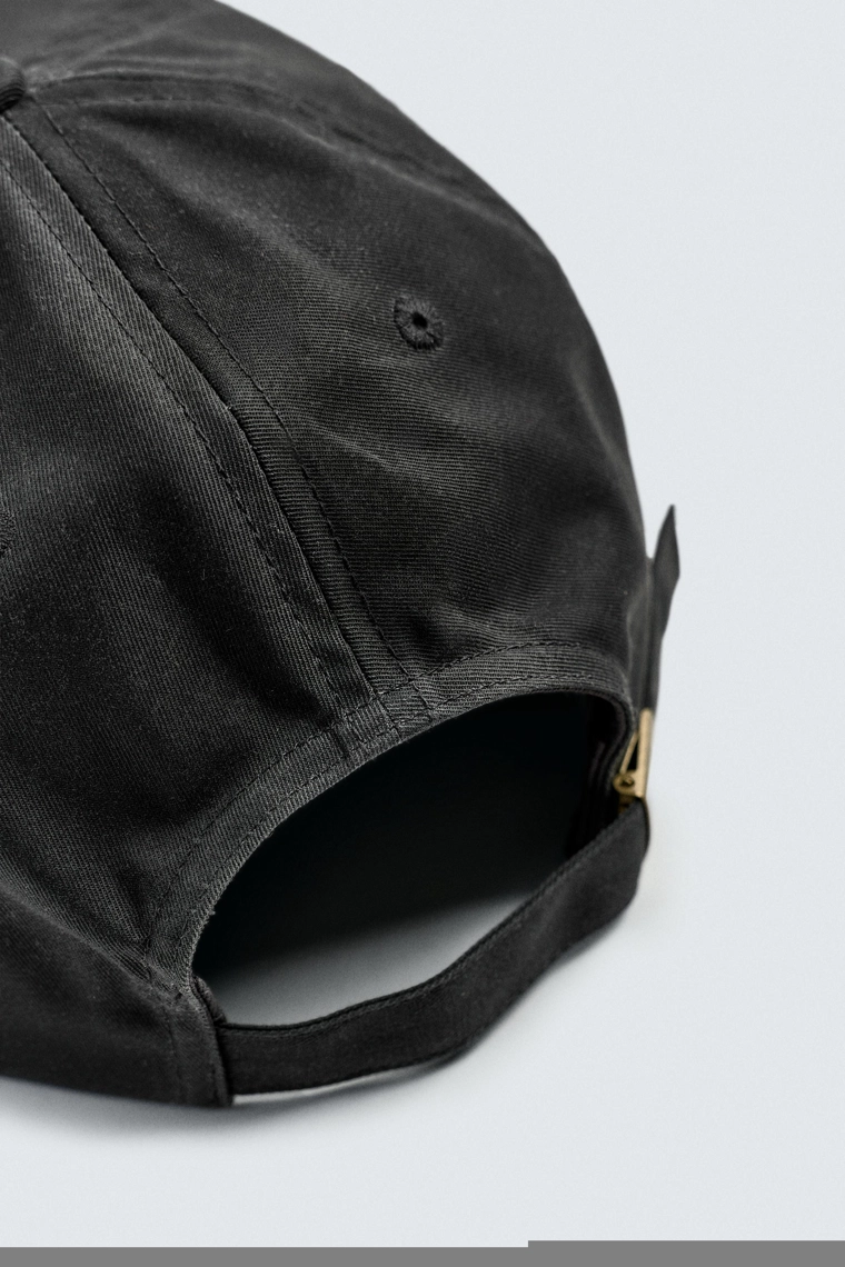 Шапка с плоским козырьком и вышивкой