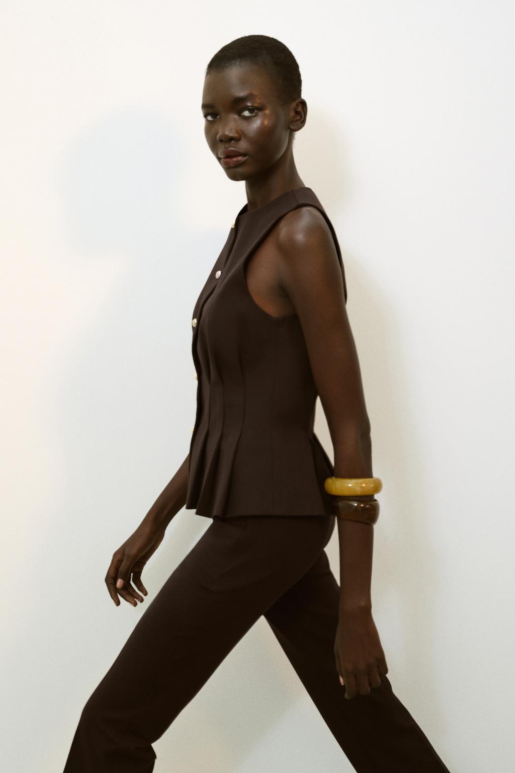 ЖИЛЕТ С БАСКОЙ И ЗАЩИПАМИ