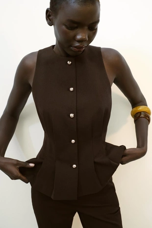 Жилет с баской и защипами- Заказать в России