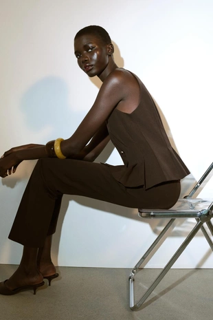 Жилет с баской и защипами- Заказать в России