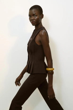 Жилет с баской и защипами- Заказать в России