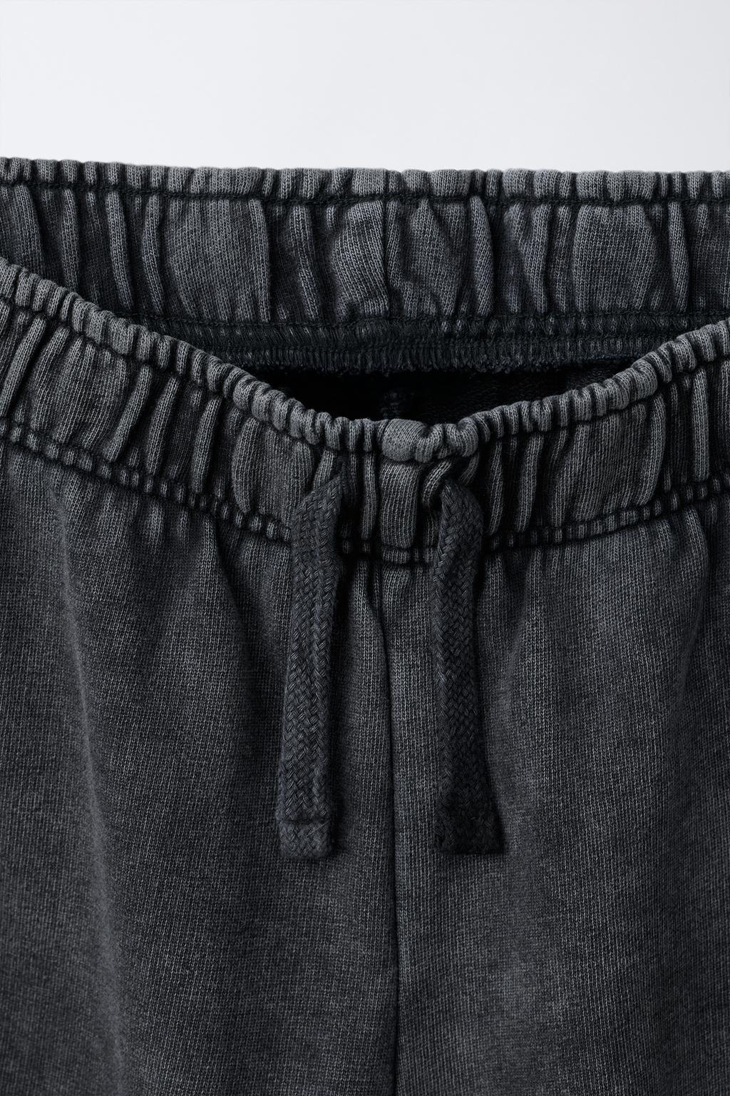 ДЖОГГЕРЫ ИЗ ТКАНИ С ЭФФЕКТОМ ПОТЕРТОСТИ KPOP DEMON HUNTERS™ NETFLIX ©