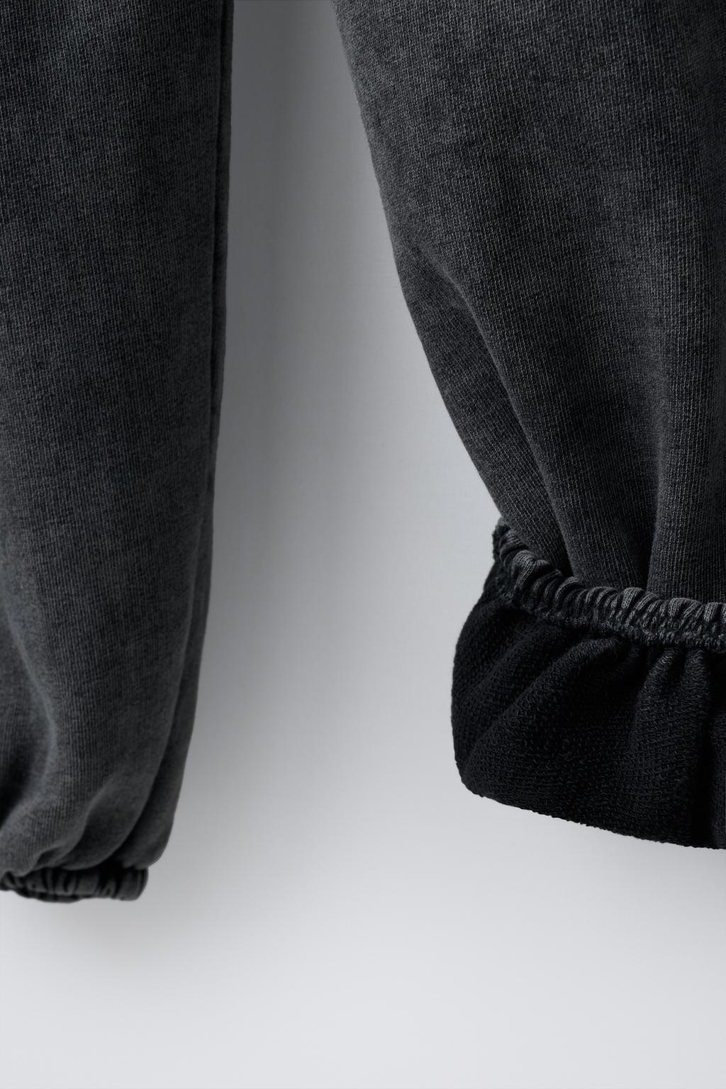 ДЖОГГЕРЫ ИЗ ТКАНИ С ЭФФЕКТОМ ПОТЕРТОСТИ KPOP DEMON HUNTERS™ NETFLIX ©