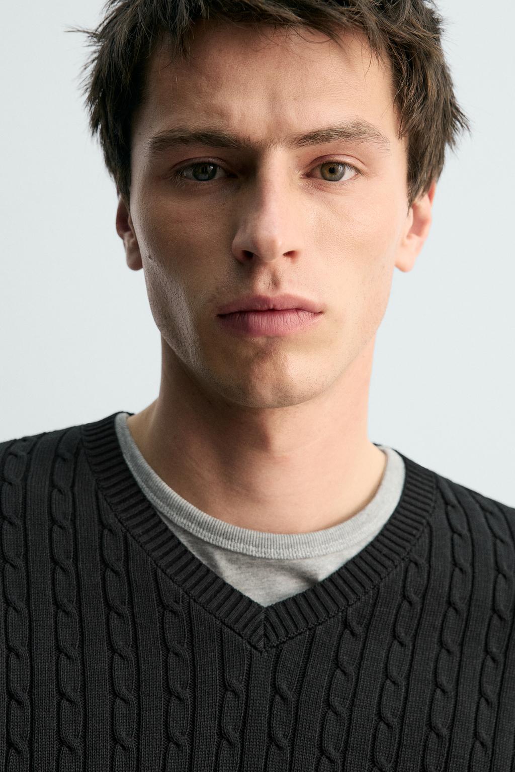 СВИТЕР С УЗОРОМ «КОСЫ»