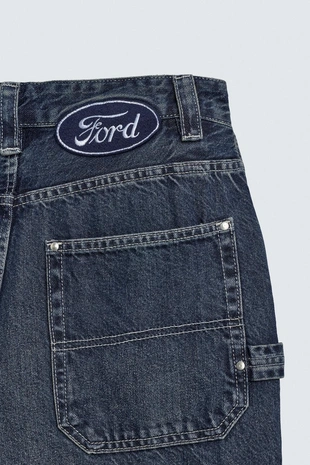 Джинсы RELAXED FIT с нашивкой FORD ©- Заказать в России