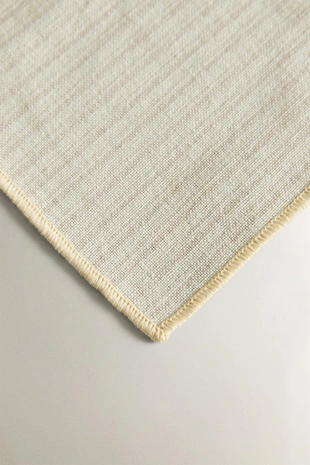 Скатерть с полосатым узором и контрастными оверлоками- Заказать в России