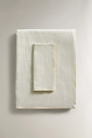 Скатерть с полосатым узором и контрастными оверлоками- Заказать в России