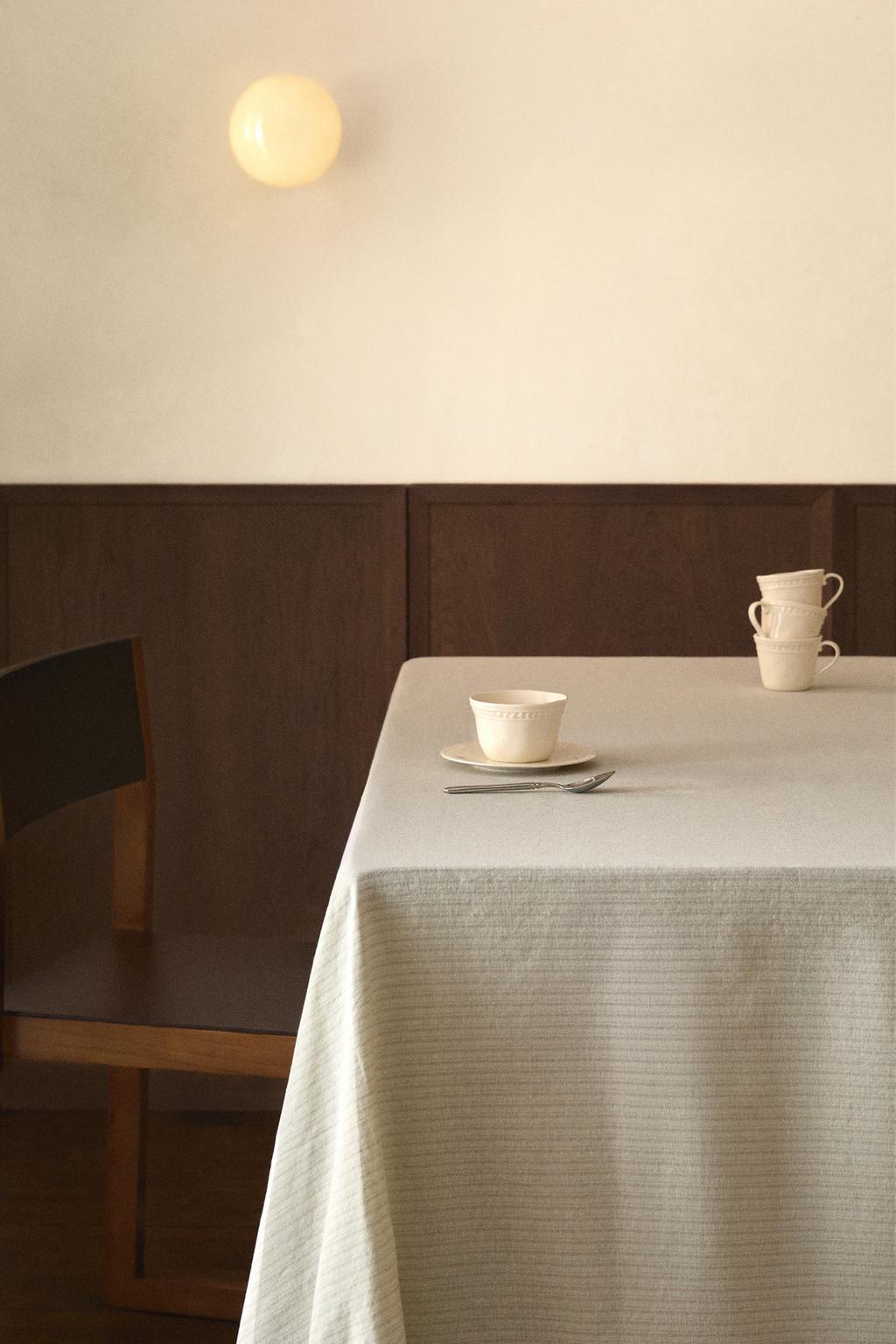 Скатерть с полосатым узором и контрастными оверлоками