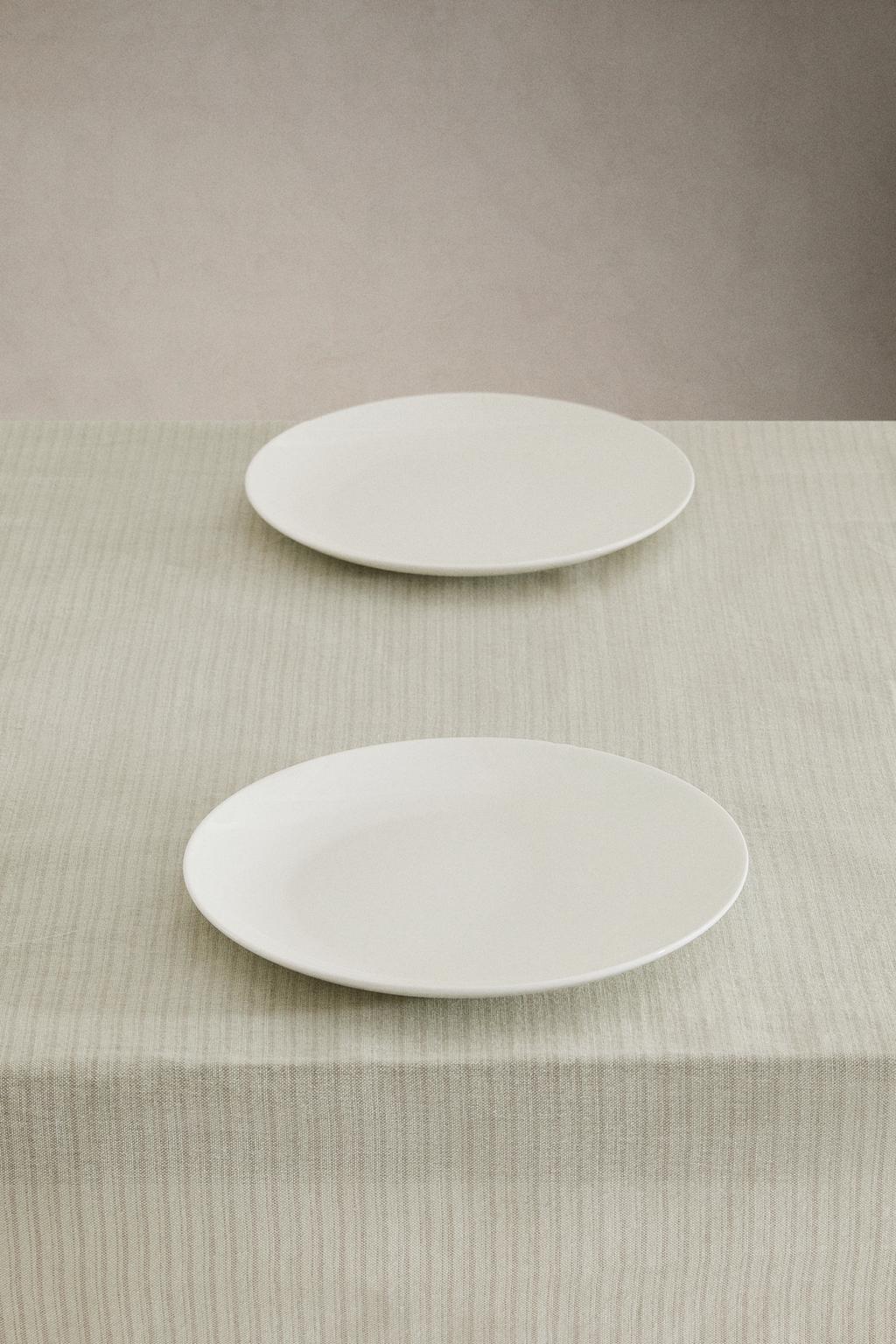 Скатерть с полосатым узором и контрастными оверлоками