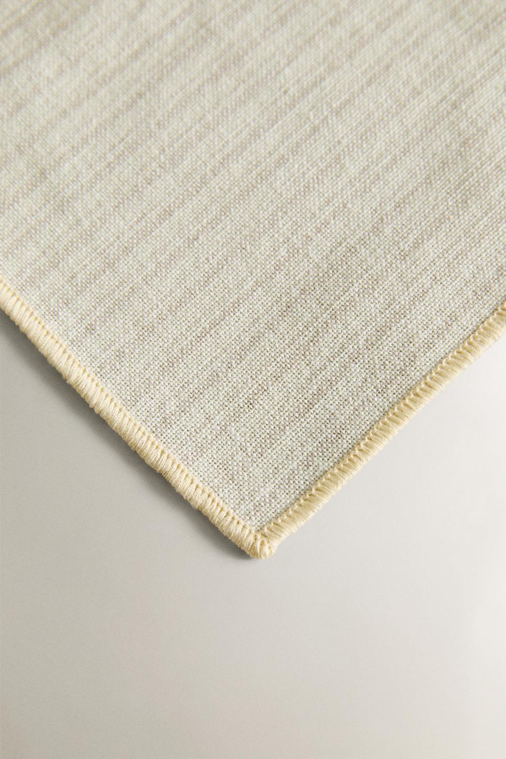 Скатерть с полосатым узором и контрастными оверлоками