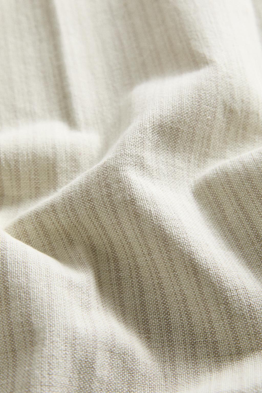 Скатерть с полосатым узором и контрастными оверлоками