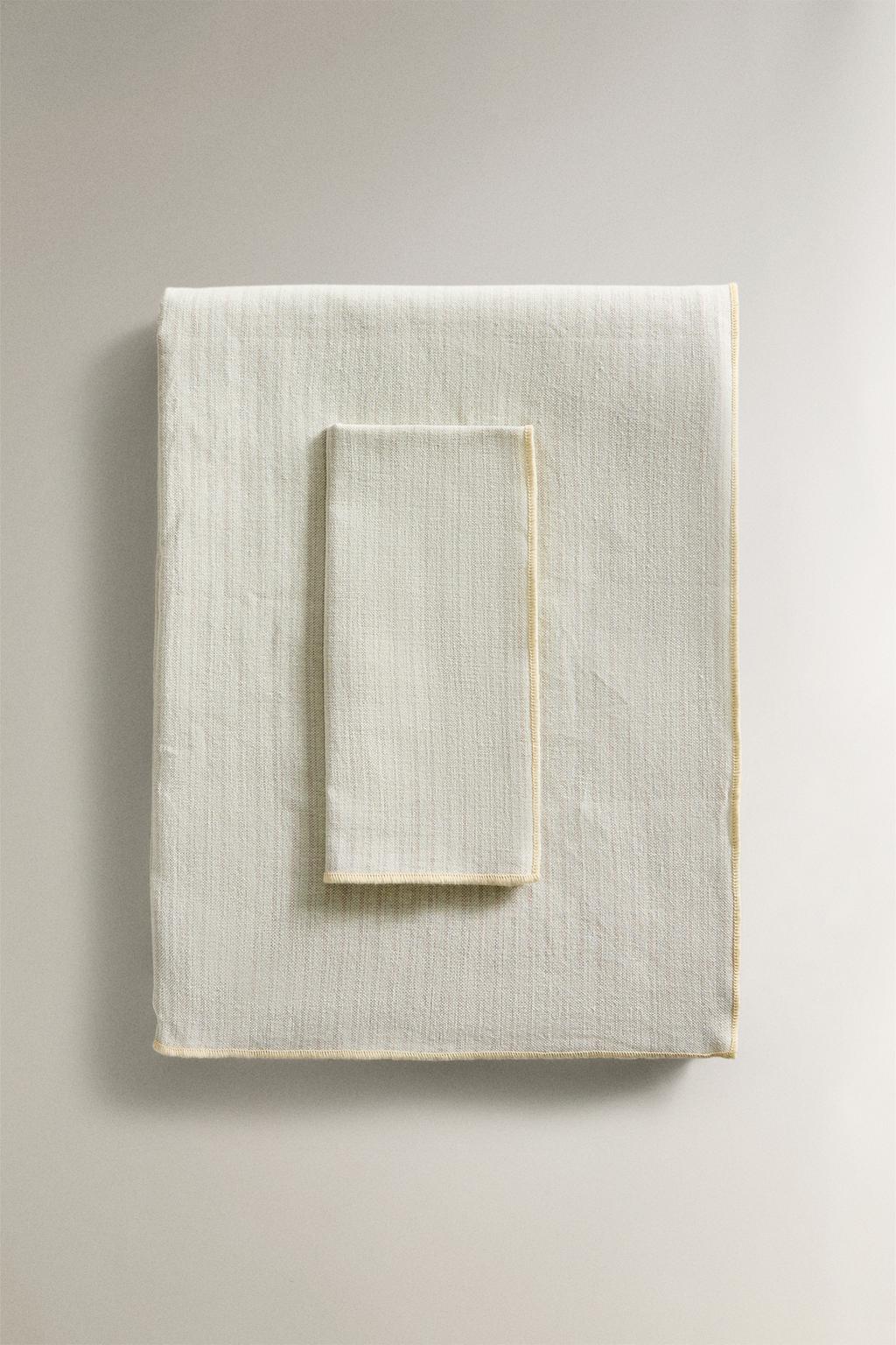 Скатерть с полосатым узором и контрастными оверлоками