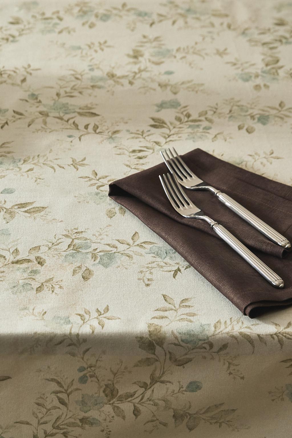 Скатерть с растительным принтом