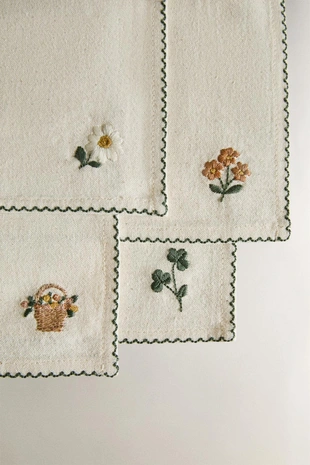 Набор салфеток с вышитыми цветами (набор из 4 штук)- Заказать в России