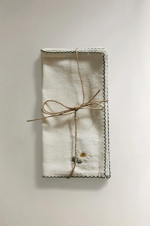 Набор салфеток с вышитыми цветами (набор из 4 штук)- Заказать в России