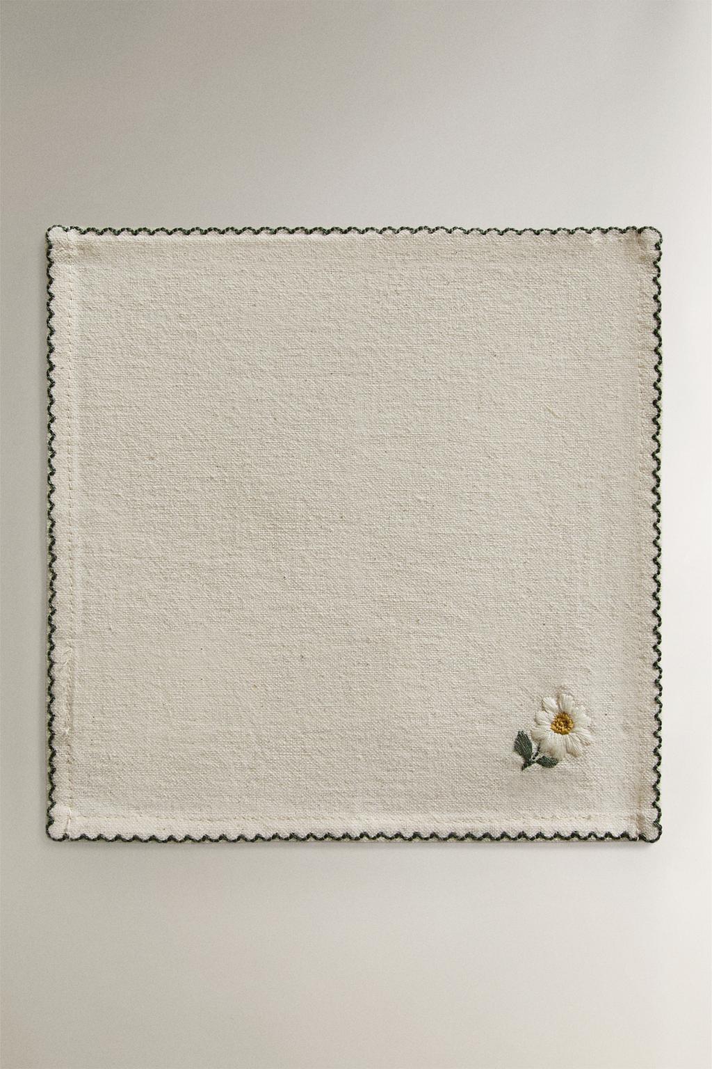 Набор салфеток с вышитыми цветами (набор из 4 штук)