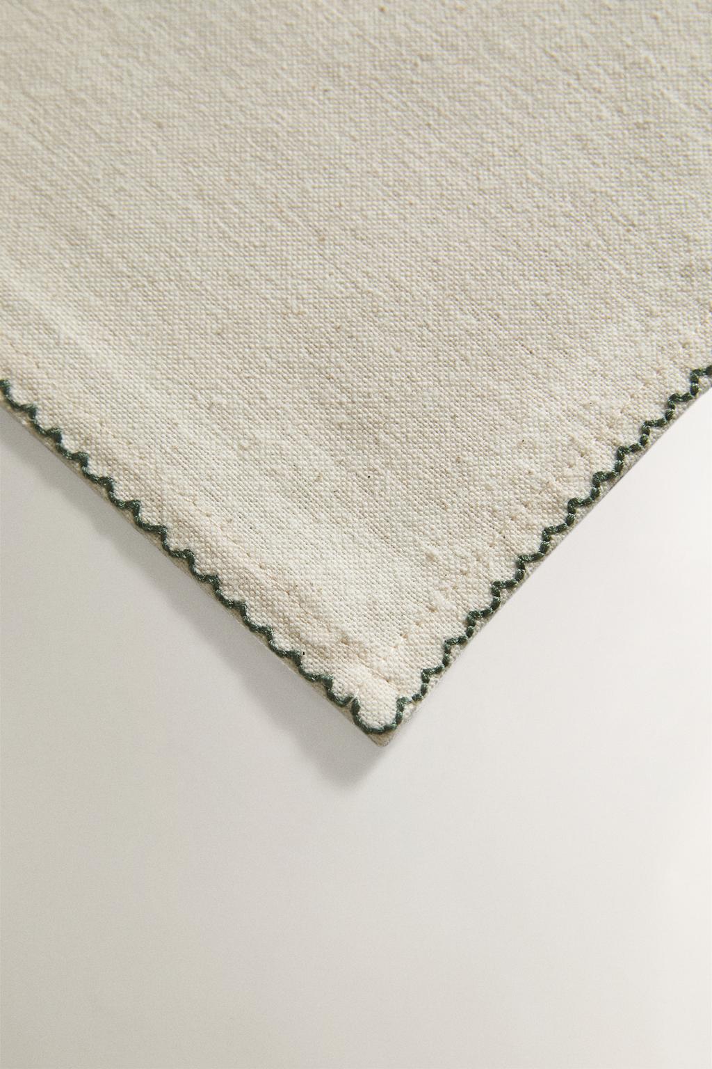 Набор салфеток с вышитыми цветами (набор из 4 штук)