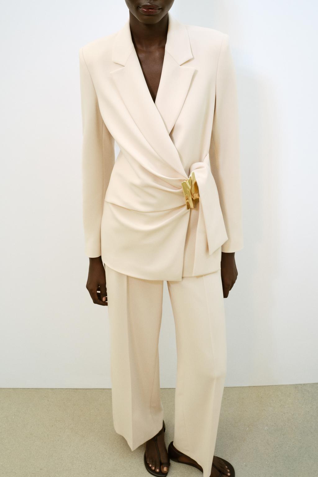 ДВУБОРТНЫЙ БЛЕЙЗЕР С ПРЯЖКОЙ