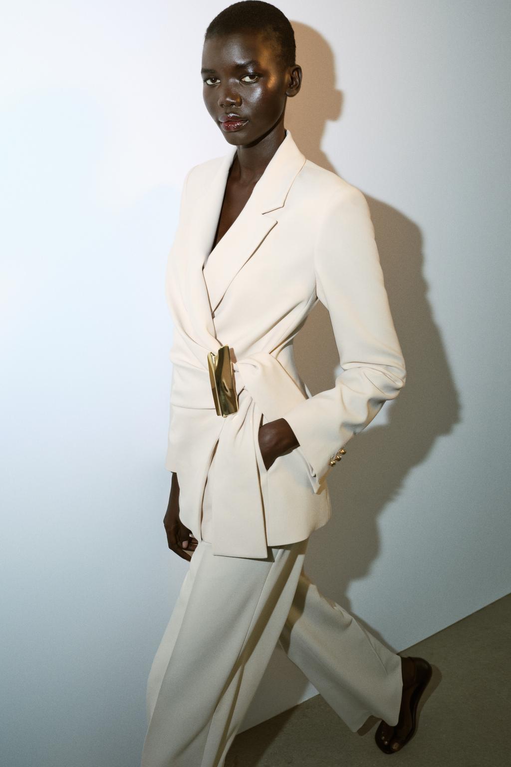 ДВУБОРТНЫЙ БЛЕЙЗЕР С ПРЯЖКОЙ