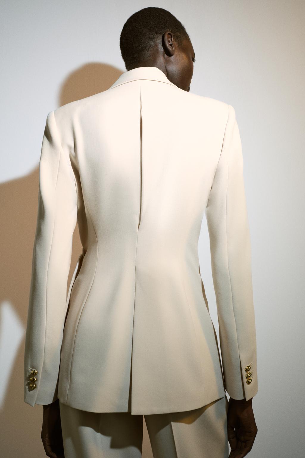 ДВУБОРТНЫЙ БЛЕЙЗЕР С ПРЯЖКОЙ