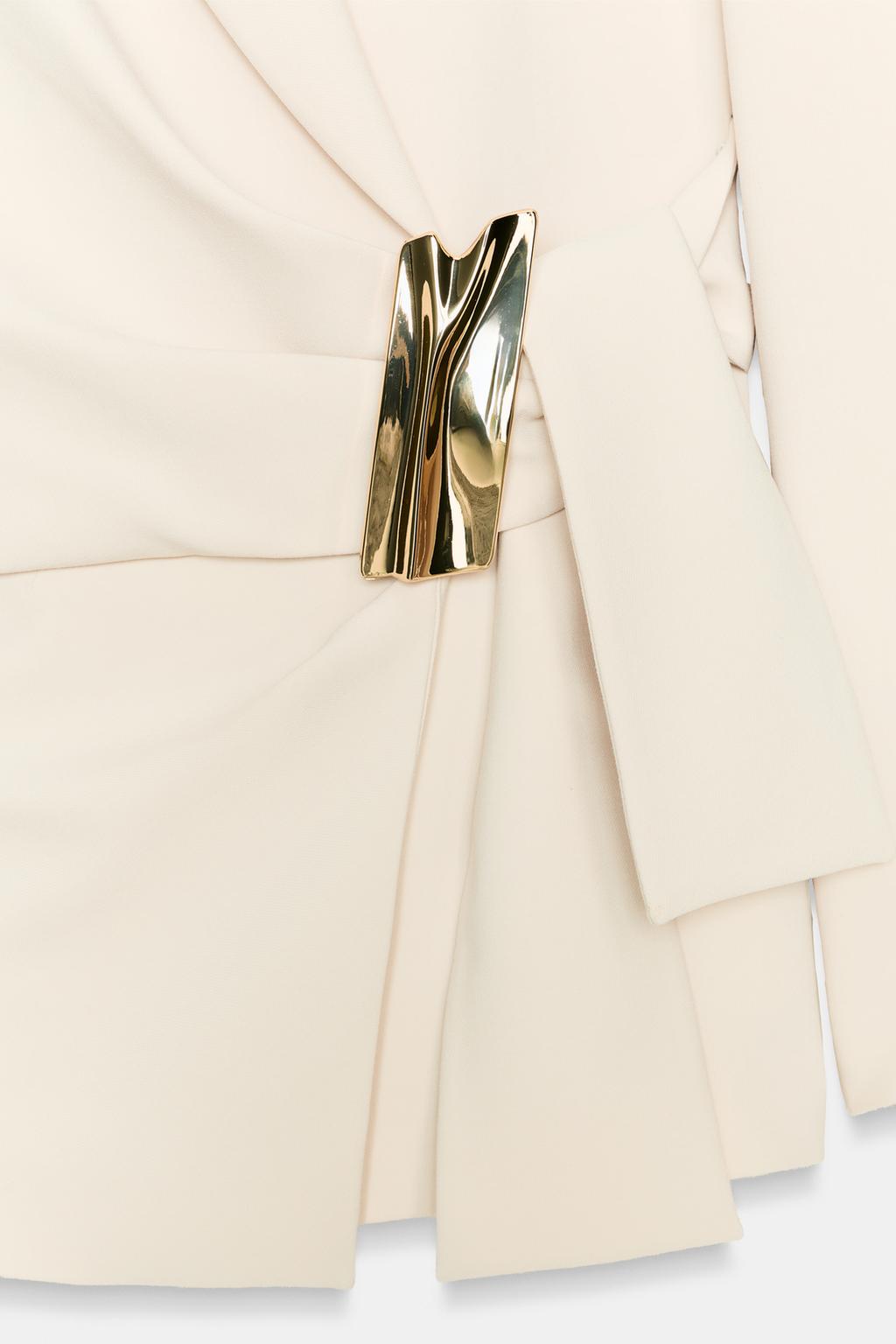 ДВУБОРТНЫЙ БЛЕЙЗЕР С ПРЯЖКОЙ