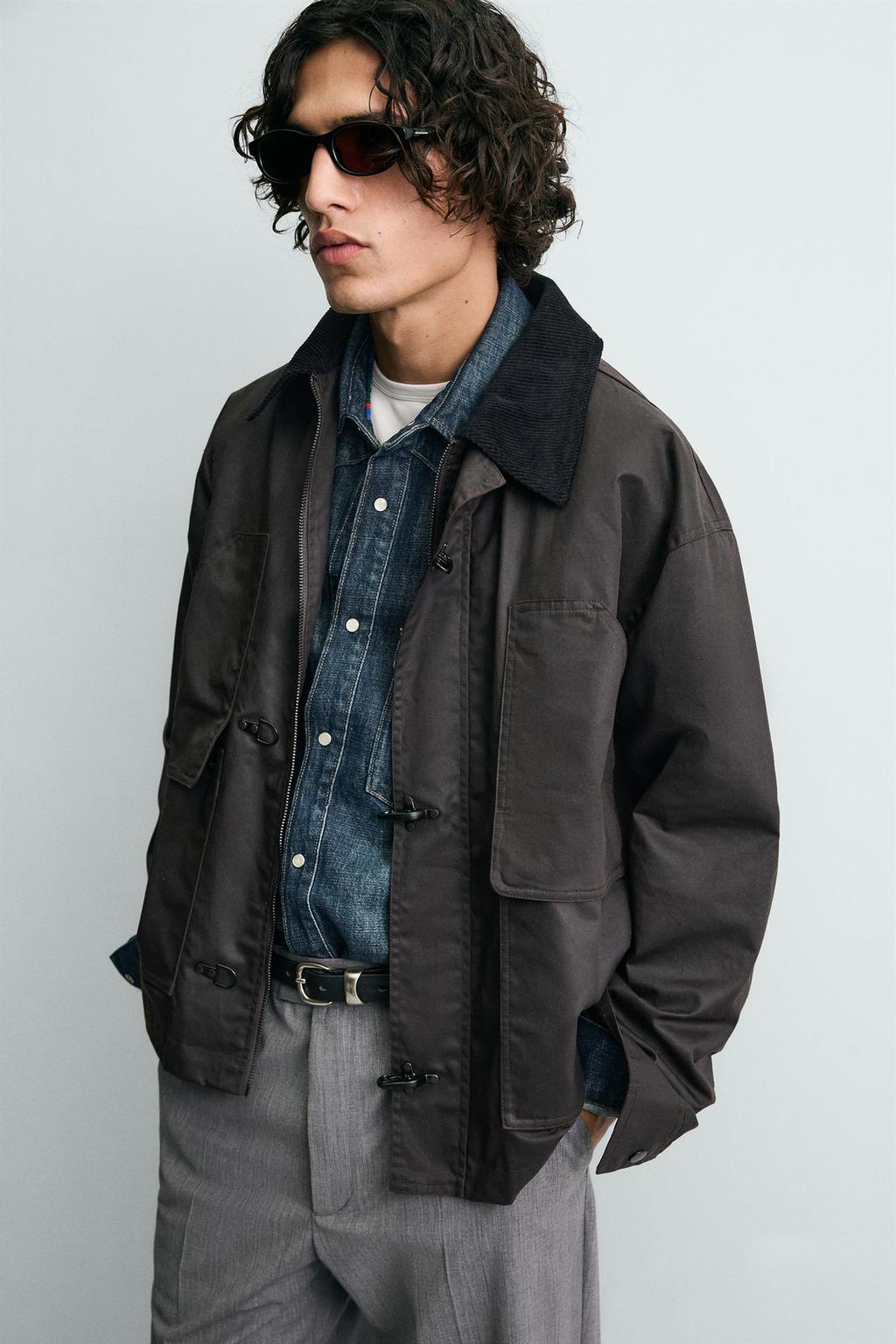 КУРТКА С ВОЩЕНОЙ ОТДЕЛКОЙ И КОМБИНИРОВАННЫМ ВОРОТНИКОМ