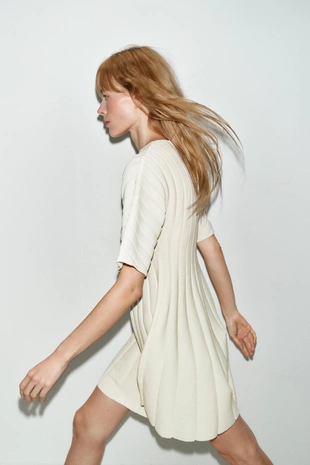 Короткое платье в рубчик с объемными рукавами- Заказать в России