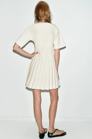 Короткое платье в рубчик с объемными рукавами- Заказать в России