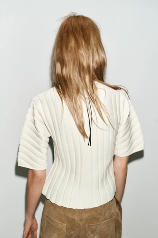 Топ в рубчик с объемными рукавами- Заказать в России