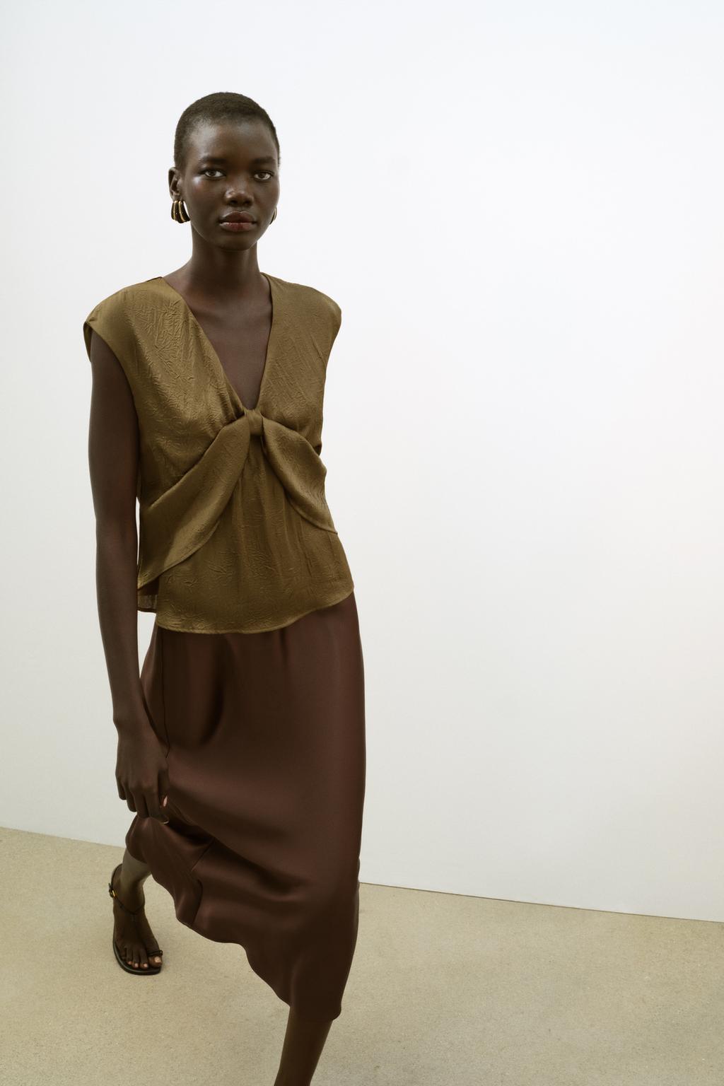 АТЛАСНЫЙ ТОП С УЗЛОМ