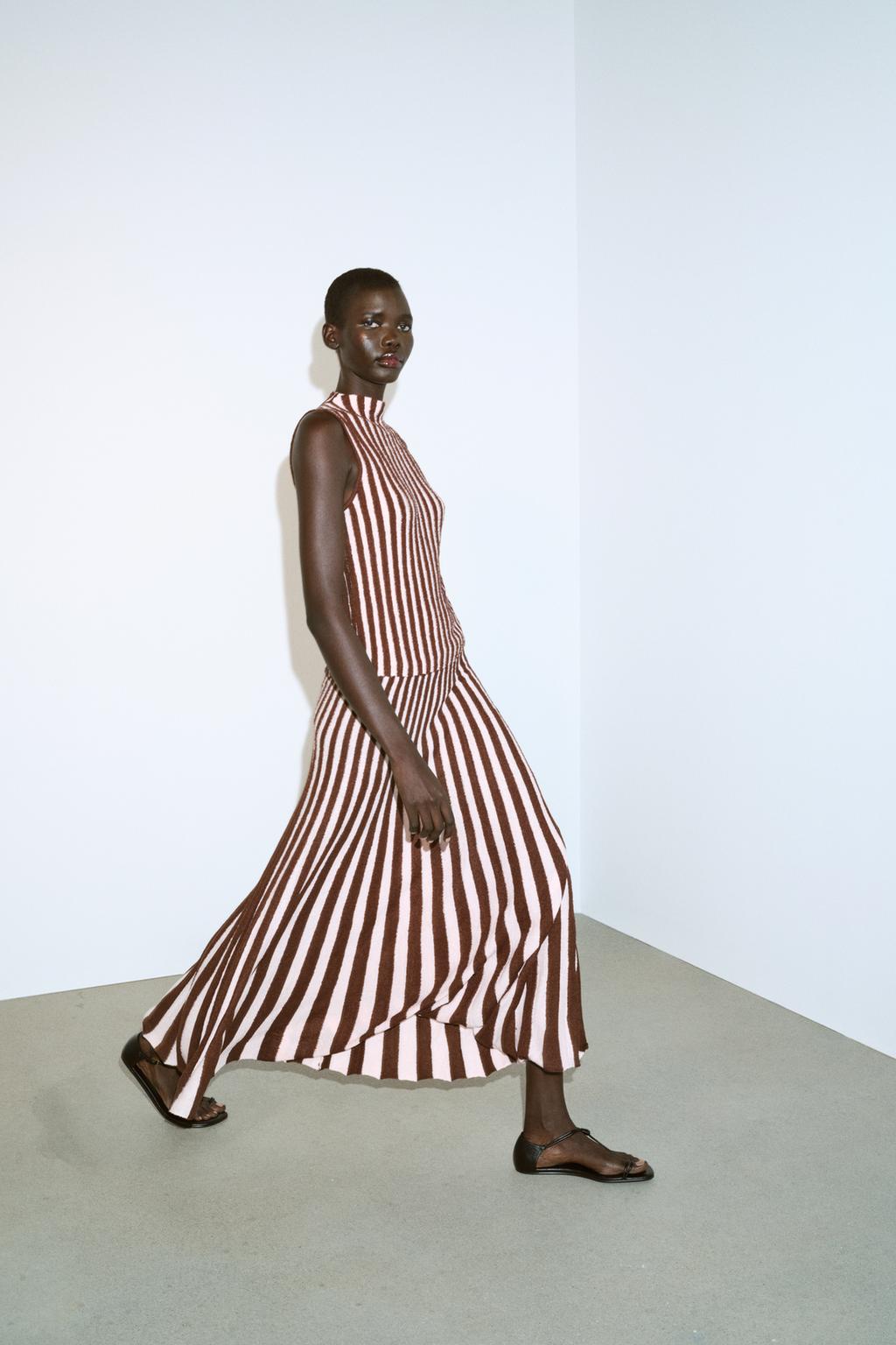 ТОП В ПОЛОСКУ ИЗ РЕЛЬЕФНОЙ ТКАНИ