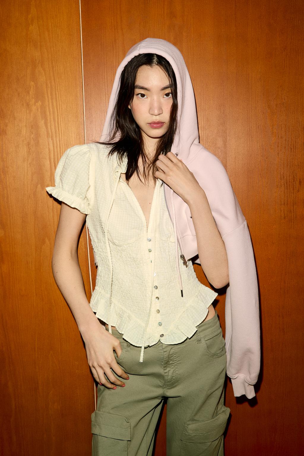 ТОП ИЗ РЕЛЬЕФНОЙ ТКАНИ С БАНТОМ