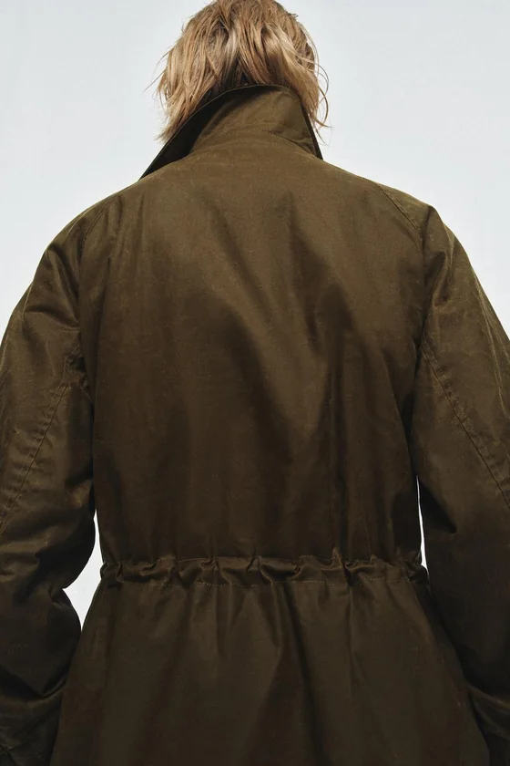 КУРТКА С ВОЩЕНЫМ ПОКРЫТИЕМ И ВЕЛЬВЕТОВЫМ ВОРОТНИКОМ — коллекция Zara «ZW»