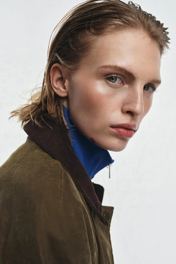 КУРТКА С ВОЩЕНЫМ ПОКРЫТИЕМ И ВЕЛЬВЕТОВЫМ ВОРОТНИКОМ — коллекция Zara «ZW»