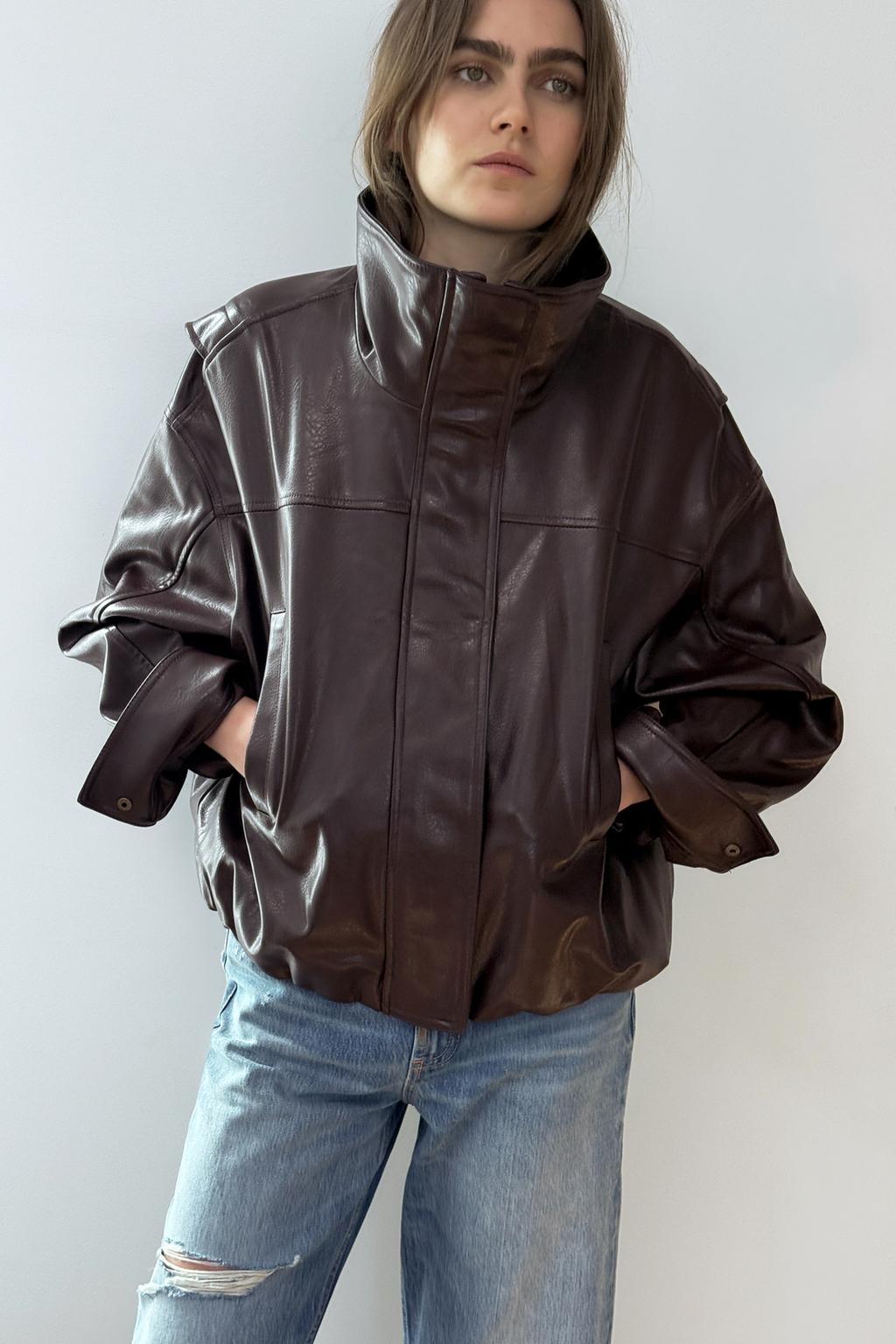 КУРТКА ИЗ ИСКУССТВЕННОЙ КОЖИ СО СКЛАДКАМИ