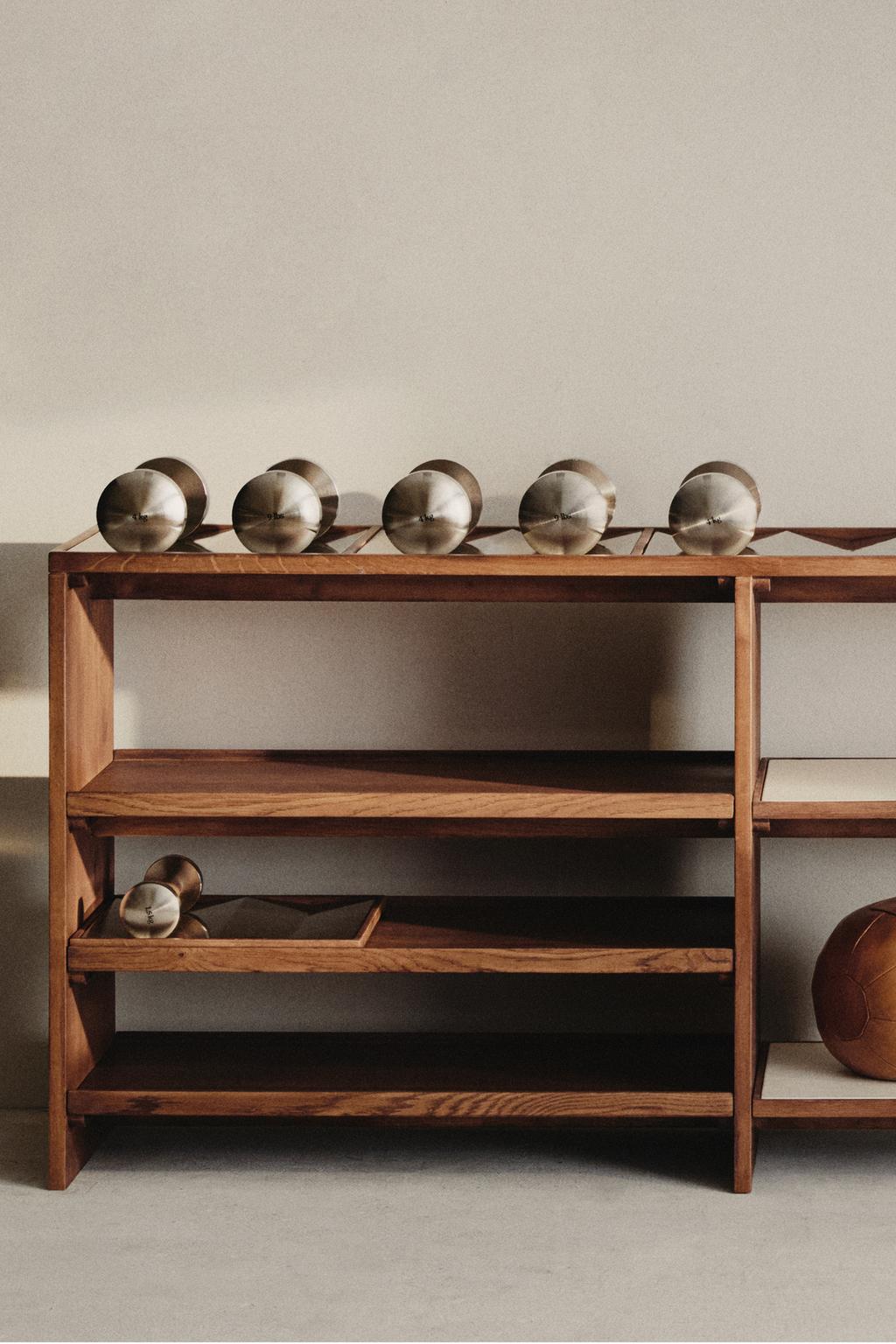 Шкаф для хранения и стойка для гантелей