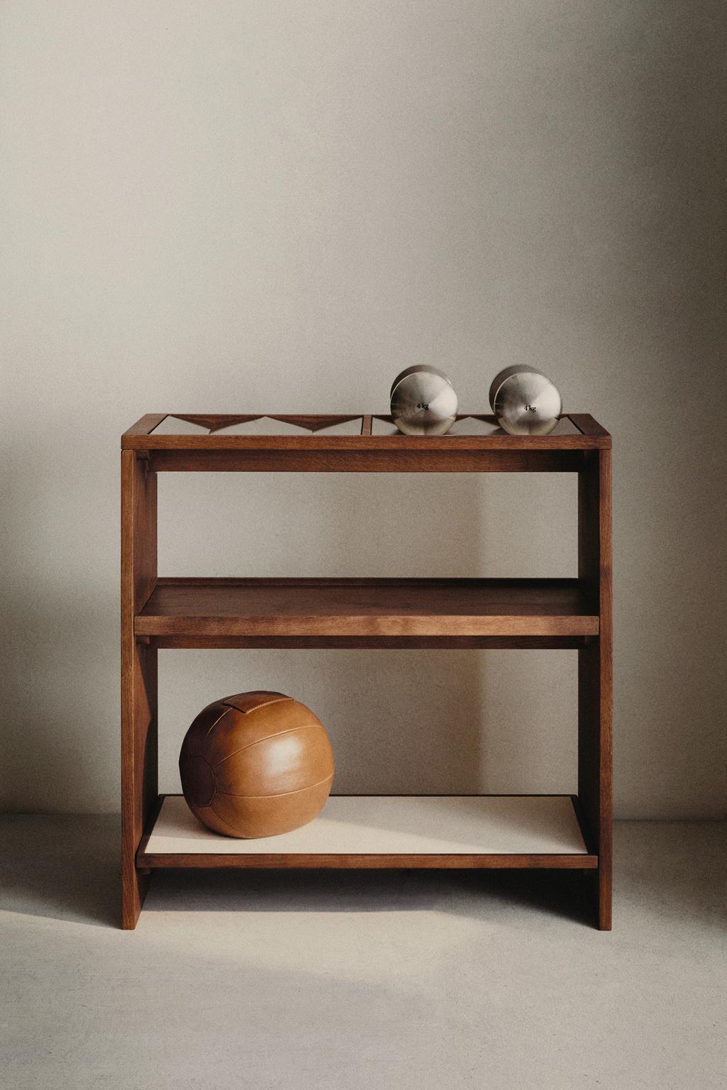 Шкаф для хранения и стойка для гантелей