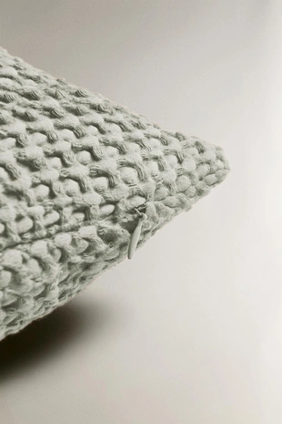 Чехол для подушки с рельефным вязаным узором- Заказать в России
