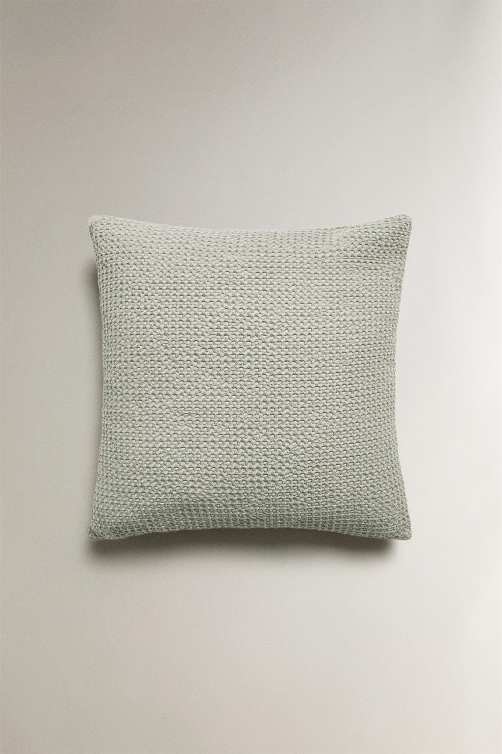 Чехол для подушки с рельефным вязаным узором