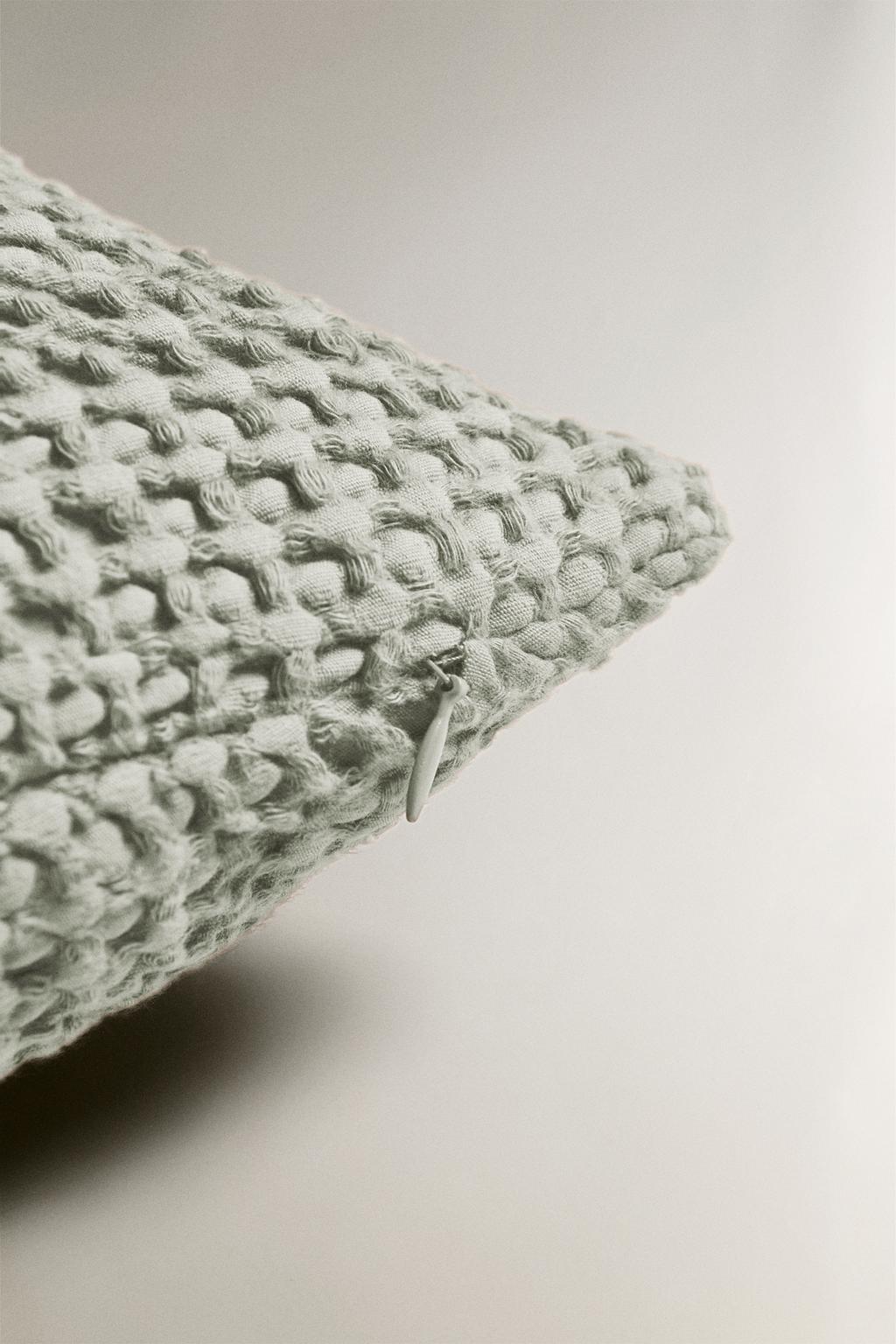 Чехол для подушки с рельефным вязаным узором