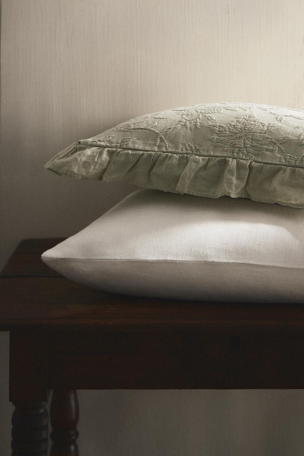 Чехол для декоративной подушки с рюшей из жаккарда