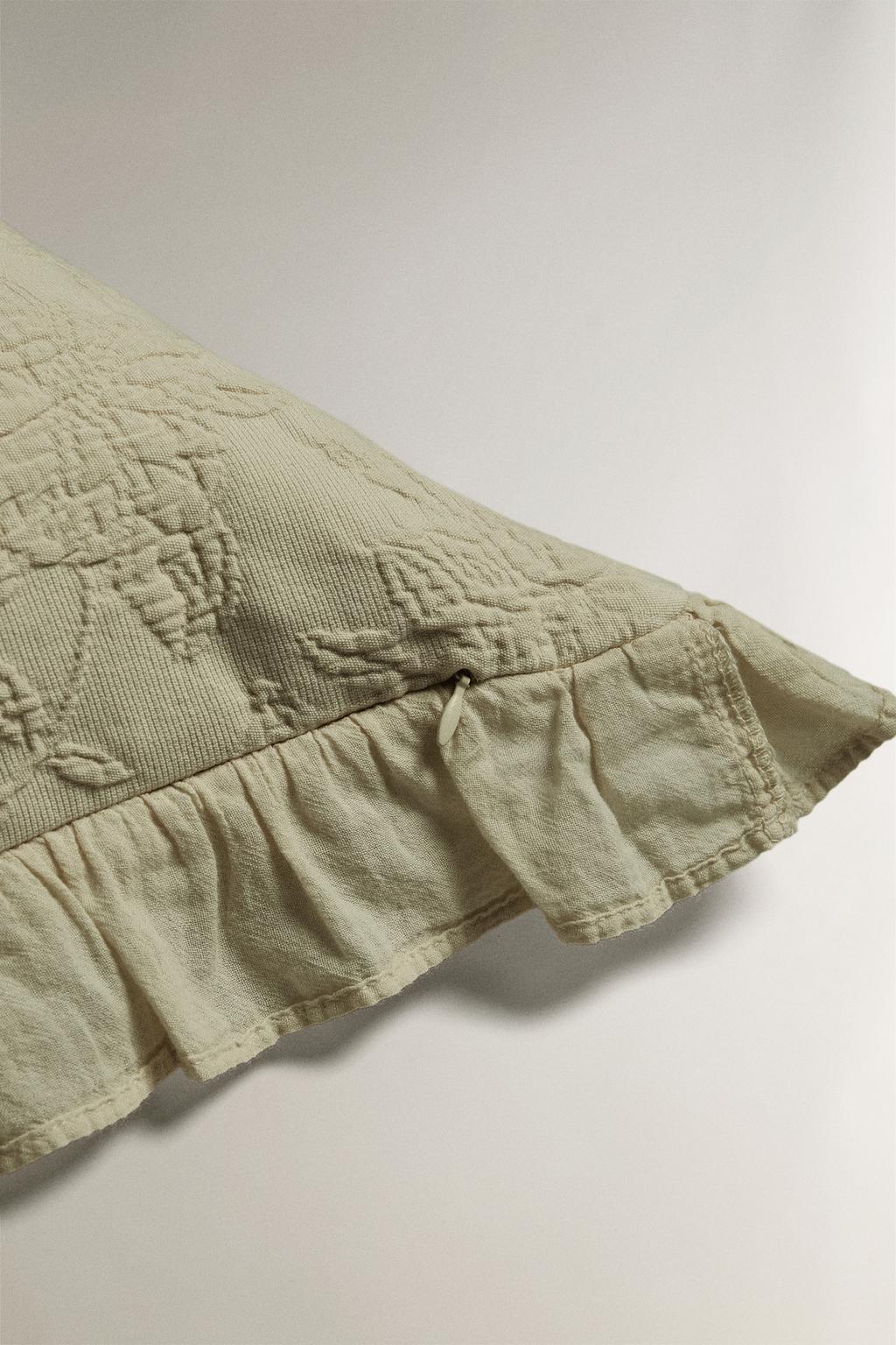 Чехол для декоративной подушки с рюшей из жаккарда