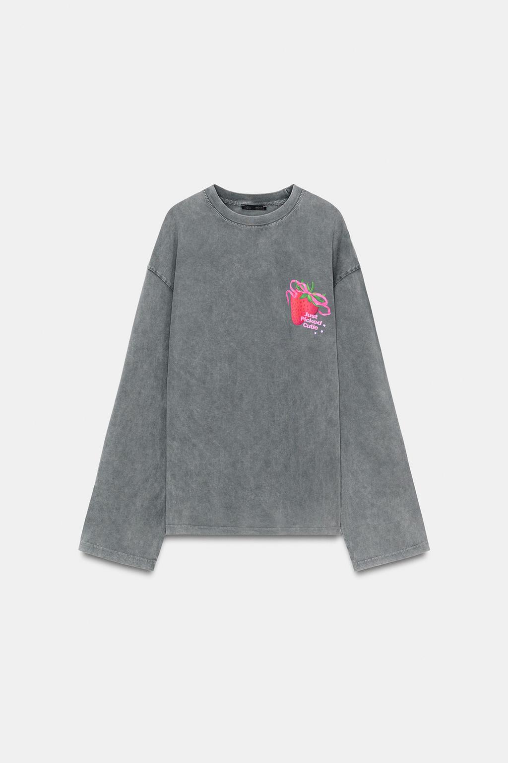 ФУТБОЛКА С ЭФФЕКТОМ ПОТЕРТОСТИ И ПРИНТОМ СПЕРЕДИ