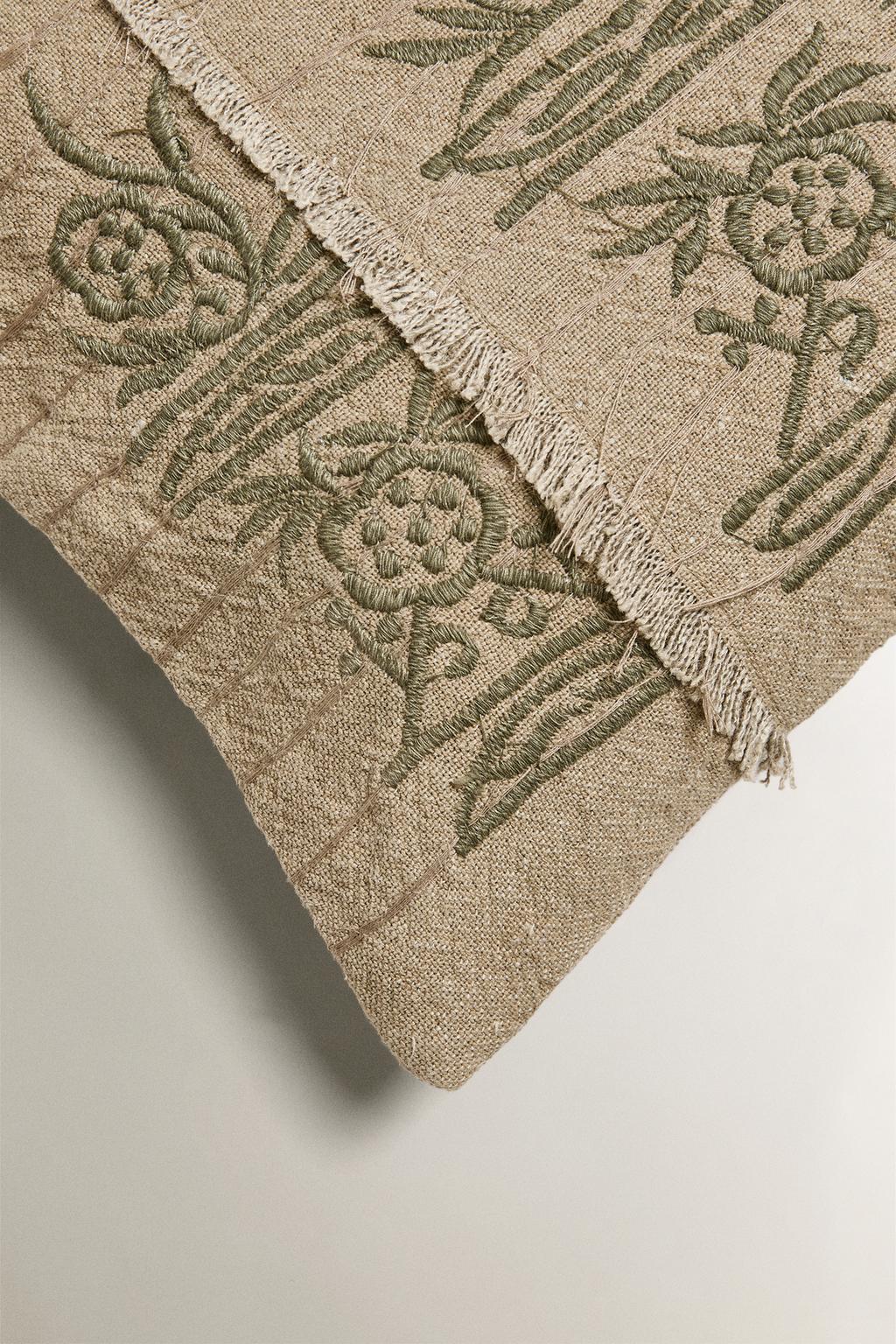 Подушка с вышитым узором