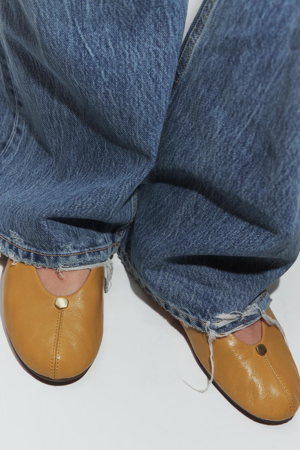 КОЖАНЫЕ БАЛЕТКИ С МЕТАЛЛИЧЕСКОЙ ДЕТАЛЬЮ