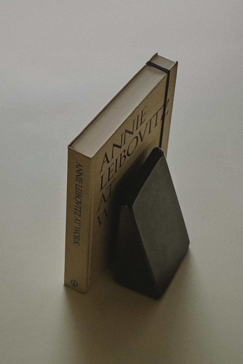 Мраморный книжный конец в форме треугольника