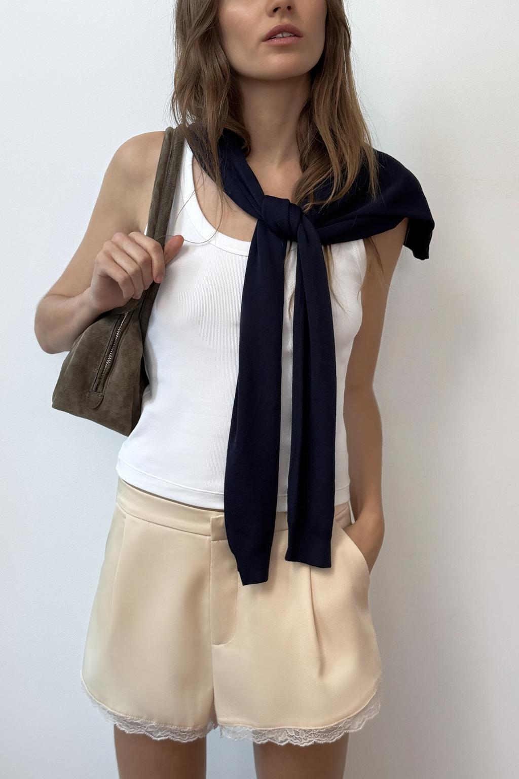 АТЛАСНЫЕ ШОРТЫ С КРУЖЕВОМ