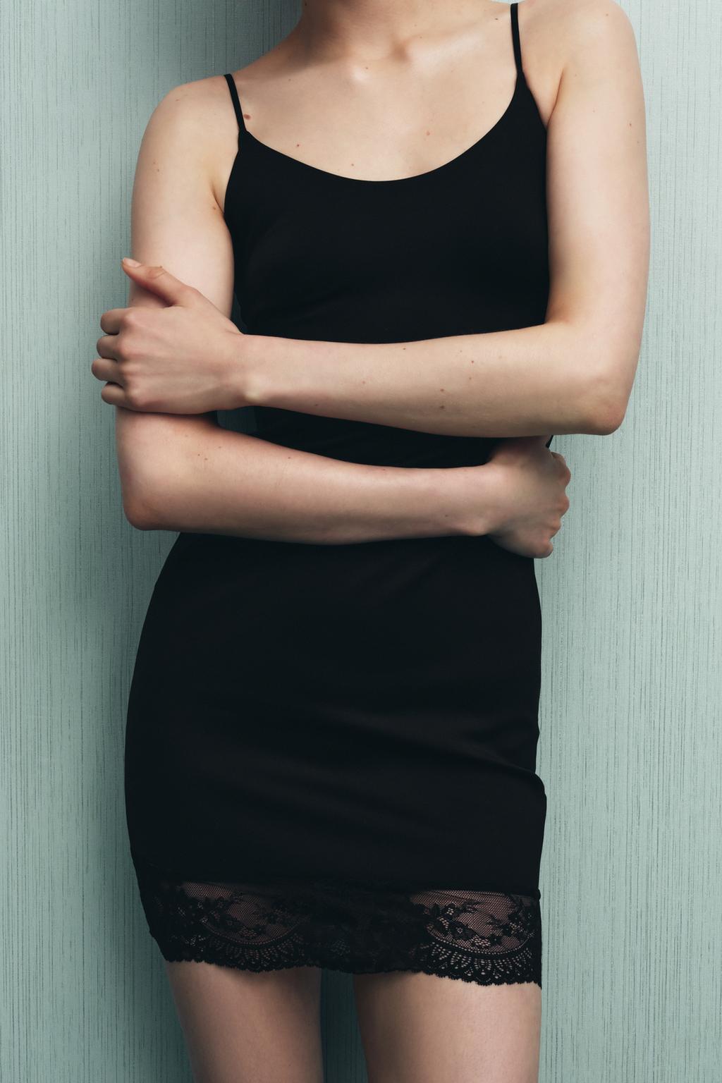 КОРОТКОЕ ПЛАТЬЕ ИЗ СМЕСИ ПОЛИАМИДА С КРУЖЕВОМ